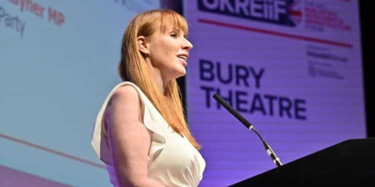 Skandali në politikën britanike: Laburistët në vështirësi, zv. kryeministrja nën hetim për çështje tatimore dhe lidhje të fshehta.