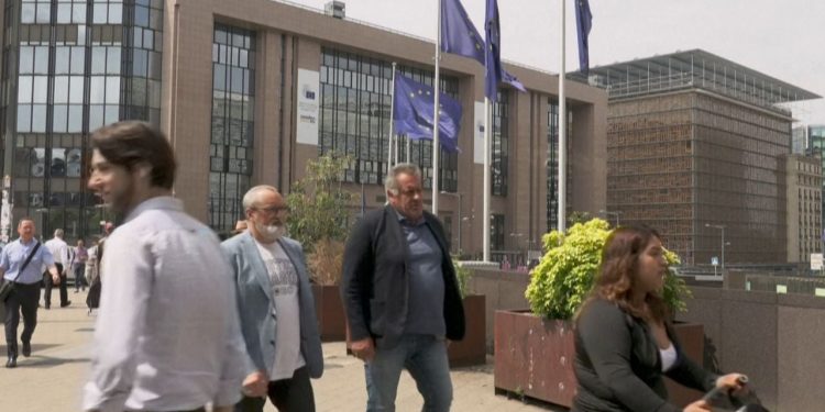 Sondazhi i Eurobarometrit: Shqiptarët liderë në rajon për mbështetje në anëtarësimin në BE, ndërsa serbët më të fundit.