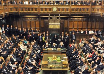 Sondazhi tregon ndryshimin e peizazhit zgjedhor në Britani: Partia e Nigel Farage te porta e pushtetit, laburistët në shqetësim.