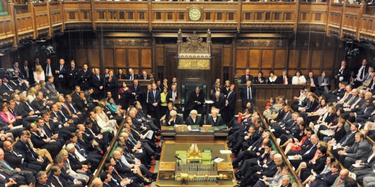 Sondazhi tregon ndryshimin e peizazhit zgjedhor në Britani: Partia e Nigel Farage te porta e pushtetit, laburistët në shqetësim.