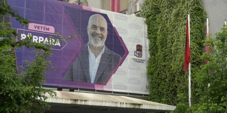 Sot, grupi parlamentar mblidhet me pranishmërinë e Edi Ramës, duke u përqendruar në ndryshimet e rregullores së Kuvendit.