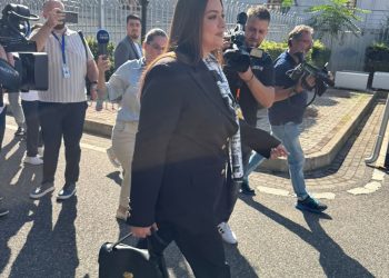 Sot merr mandat si deputete/ Sara Mila i drejtohet Kuvendit, shalli që trazoi vëmendjen.