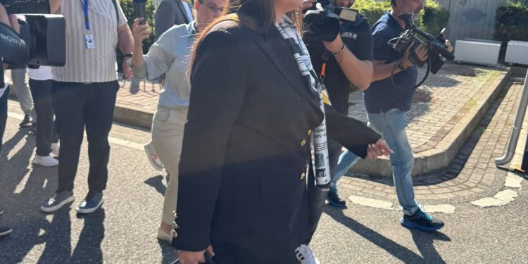 Sot merr mandat si deputete/ Sara Mila i drejtohet Kuvendit, shalli që trazoi vëmendjen.