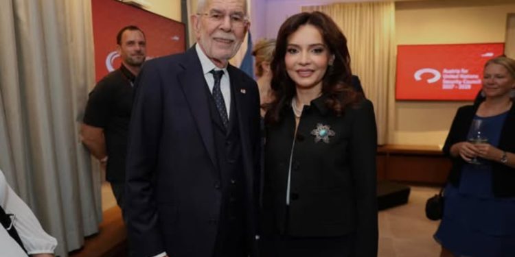 Spiropali publikon foto nga takimi me homologen austriake dhe presidentin Van der Bellen