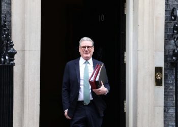 Starmer përgjigjet ndaj protestave masive: Britania nuk do t'ua dorëzojë flamurin atyre që e përdorin si simbol të dhunës dhe përçarjes.