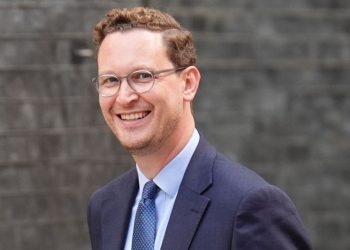 Starmer rikthehet në zyrë dhe riorganizon kabinetin, emërimi që mund të shkaktojë 'tensionet'