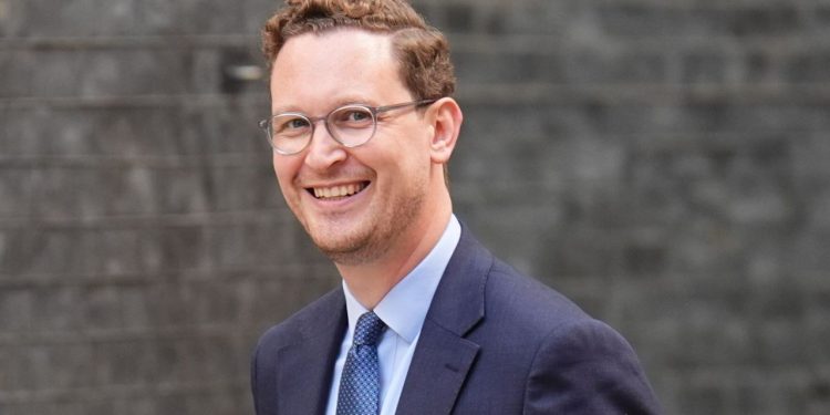 Starmer rikthehet në zyrë dhe riorganizon kabinetin, emërimi që mund të shkaktojë 'tensionet'