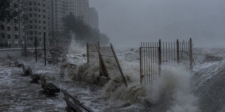 Stuhia e fortë prek Azinë: 14 të vdekur në Tajvan, Kina përballë fatkeqësive.