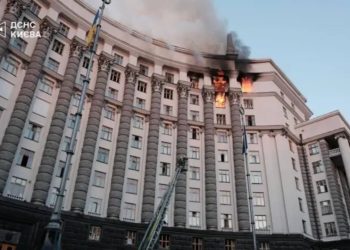 Sulm i paprecedent në qendër të Kievit/ Rusia godet për herë të parë një ndërtesë qeveritare
