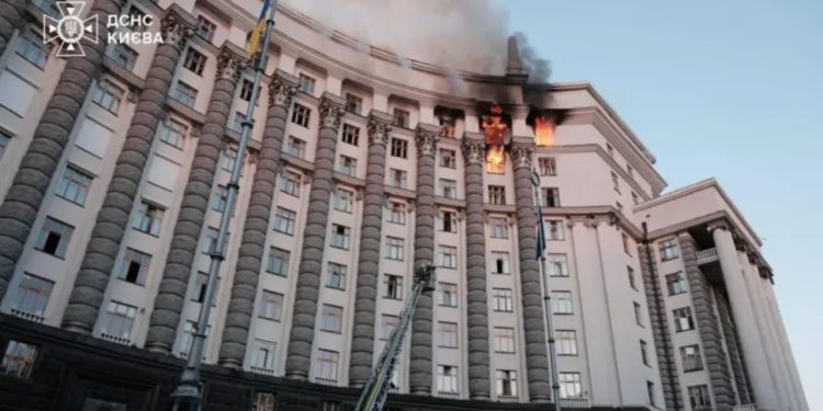 Sulm i paprecedent në qendër të Kievit/ Rusia godet për herë të parë një ndërtesë qeveritare