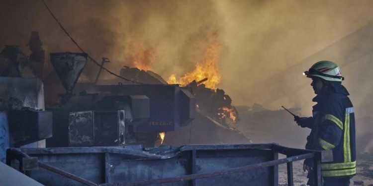 Sulmet ruse në Ukrainë vazhdojnë, Kievi raporton se 502 drona dhe 24 raketa ishin goditje gjatë natës.