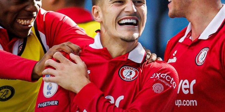 Sylvinho "shkëlqen", ylli shqiptar ndihmon me gol dhe asist në Angli, duke u vlerësuar përsëri si lojtari më i mirë i ndeshjes.