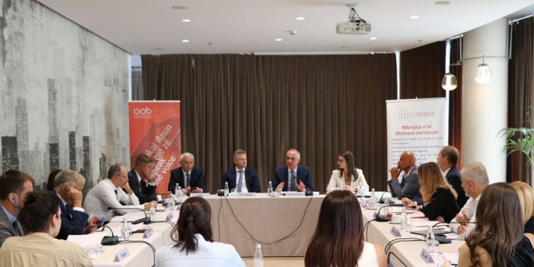 Takimi i Komisionerit me drejtuesit e Bankave: Dervishi thekson se ligji i ri për mbrojtjen e të dhënave personale përbën sfidë dhe mundësi për sektorin bankar