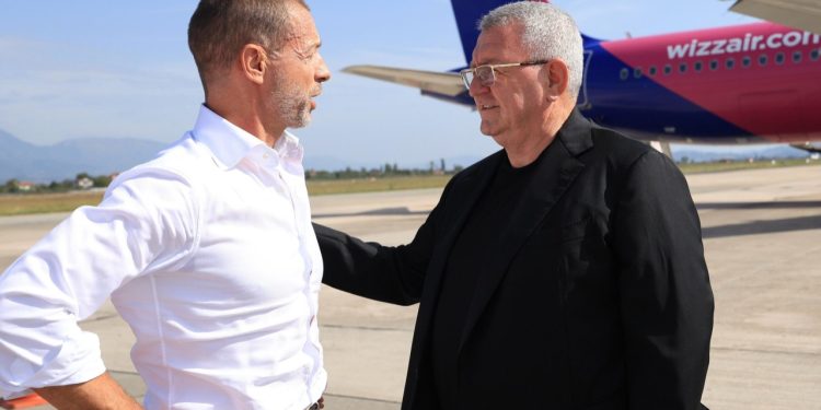 Takimi i Komitetit Ekzekutiv të UEFA-s në Tiranë, Aleksander Čeferin arrin në Rinas dhe mirëpritet nga presidenti i FSHF-së, Armand Duka.