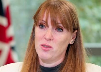 Taksat e Shmanguara, Zëvendës Kryeministrja Britanike Rrezikon të Shkarkohet