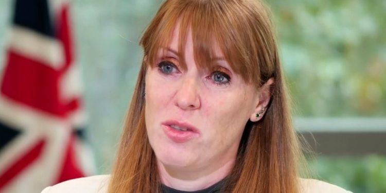 Taksat e Shmanguara, Zëvendës Kryeministrja Britanike Rrezikon të Shkarkohet