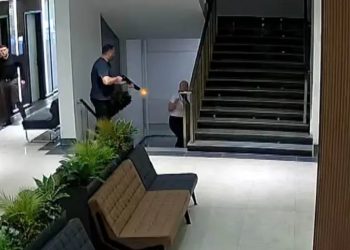 Të dhëna të rënda nga Turqia: Një burrë vret ish-bashkëshorten në spital me armë automatike/ Autori e priti në vendin e punës saj, publikohet videon e ngjarjes.