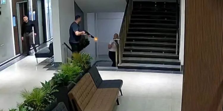 Të dhëna të rënda nga Turqia: Një burrë vret ish-bashkëshorten në spital me armë automatike/ Autori e priti në vendin e punës saj, publikohet videon e ngjarjes.