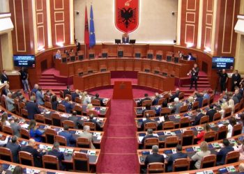 Të drejtat e deputetëve: Tre përfaqësues të opozitës betohen në seancën plenare të Kuvendit të Shqipërisë, Topalli mungon.