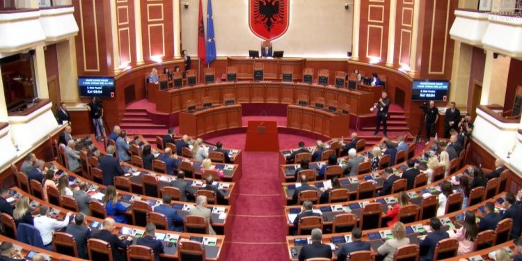 Të drejtat e deputetëve: Tre përfaqësues të opozitës betohen në seancën plenare të Kuvendit të Shqipërisë, Topalli mungon.