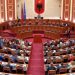 Të drejtat e deputetëve: Tre përfaqësues të opozitës betohen në seancën plenare të Kuvendit të Shqipërisë, Topalli mungon.