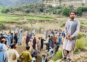 Të mbuluar nga pluhuri, fshatarët afganë përballen me pasojat e rënda të tërmetit.