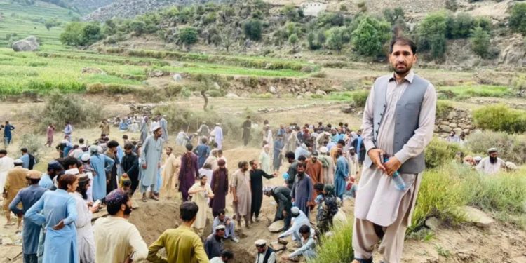 Të mbuluar nga pluhuri, fshatarët afganë përballen me pasojat e rënda të tërmetit.