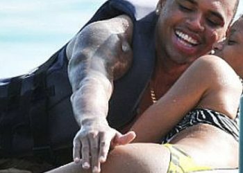 Të njohurit që u fotografuan në situata intime në publik