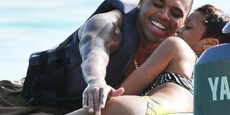 Të njohurit që u fotografuan në situata intime në publik