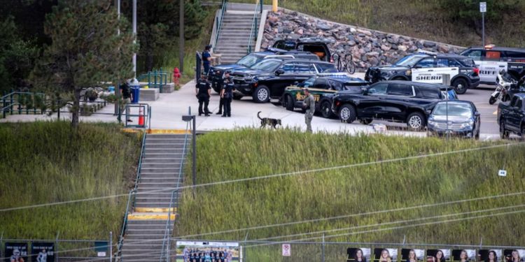 Të shtëna me armë në një shkollë të Kolorados: Tre nxënës të lënduar rëndë, autori i dyshuar kryen vetëvrasje.