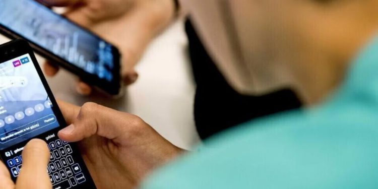 Tërheqëse në Itali: Vajza 12-vjeçare abuzohet seksualisht nga një i ri dhe një tjetër adoleshent, videot e saj shpërndahen në rrjetet sociale.