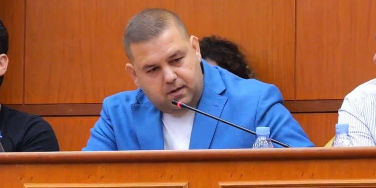 “Tirana kërkon udhëheqës të ri”/ Brahimllari: Të tejkalojmë polemikat politike dhe të përqendrohemi në nevojat e qytetarëve.