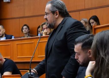 "Tiranën po e liron, ne ju kemi thënë këtë për katër muaj" / Teliti në mbledhjen e Këshillit Bashkiak: Do ta mbështes shkarkimin e Veliajt me të dyja duar.