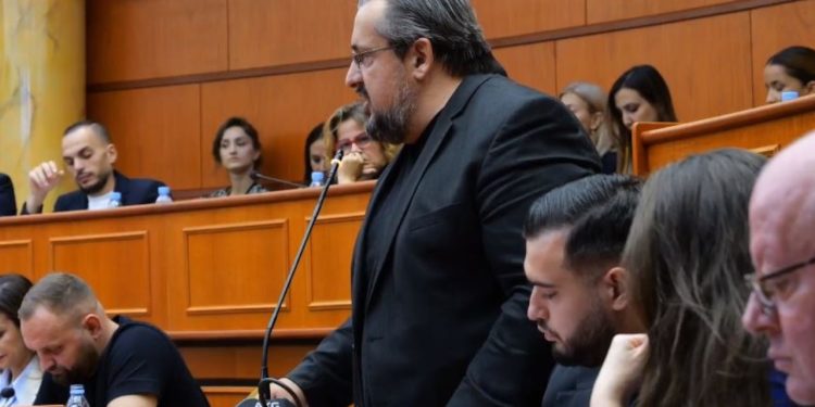 "Tiranën po e liron, ne ju kemi thënë këtë për katër muaj" / Teliti në mbledhjen e Këshillit Bashkiak: Do ta mbështes shkarkimin e Veliajt me të dyja duar.