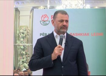 Tom Doshi dhe Sabina Jorgo japin dorëheqjen nga posti i deputetëve, ja kush do t’i ndihmojë në zëvendësim.