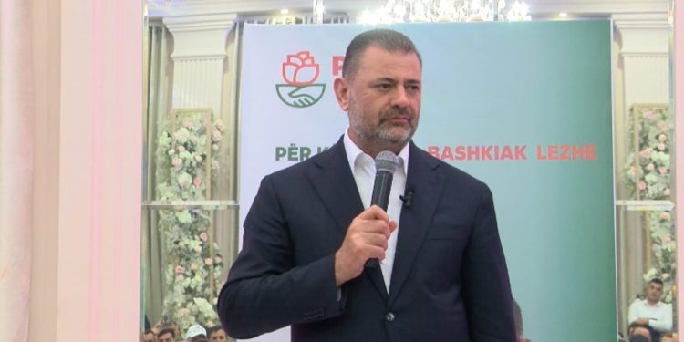 Tom Doshi dhe Sabina Jorgo japin dorëheqjen nga posti i deputetëve, ja kush do t’i ndihmojë në zëvendësim.