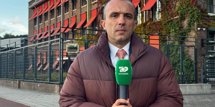 Top Channel në Hagë: Nesër organizohet një protestë mbështetje për ish-kupolën drejtuese të UÇK-së, ndërsa të hënën fillon mbrojtja e Thaçit me dëshmitarët.