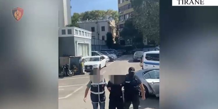 Trafikonte drogë nga Spanja: Arrestohet një 20-vjeçar në Tiranë, shpallet në kërkim porositësi.