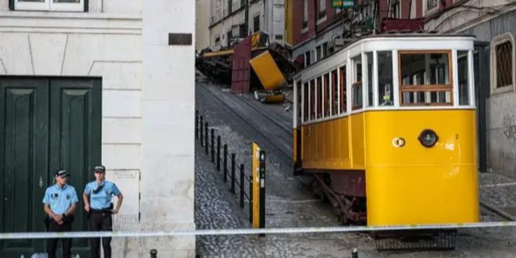 Tragjedia e tramvajit në Lisbonë: Numri i të vdekurve arrin në 17. Dëshmitarët tregojnë: "Ra si një kuti kartoni, nuk ishin frenat."