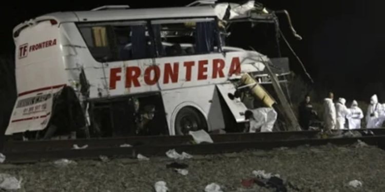 Tragjedia në Meksikë: Treni godet autobusin, 8 të vdekur dhe 45 të plagosur