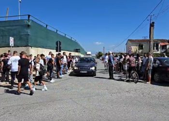 Transporti për fëmijët në Porto Romano nuk është siguruar, prindërit protestojnë: Duhet gjetur një zgjidhje për situatën.