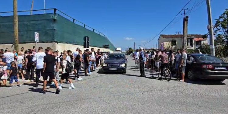 Transporti për fëmijët në Porto Romano nuk është siguruar, prindërit protestojnë: Duhet gjetur një zgjidhje për situatën.