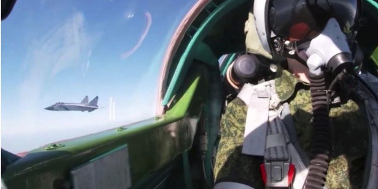 Tre avionë luftarakë rus 'invaduan' hapësirën ajrore të Estonisë, por u larguan pas ndërhyrjes së F-35 italianë. Alarm për sigurinë: Dy avionë të tjerë fluturojnë mbi një platformë nafte në Baltik.