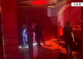 Tre organizatorë dhe dy shtetase nga Uganda kapen duke ushtruar prostitucion në një lokal në Mbrostar të Fierit.