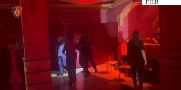Tre organizatorë dhe dy shtetase nga Uganda kapen duke ushtruar prostitucion në një lokal në Mbrostar të Fierit.