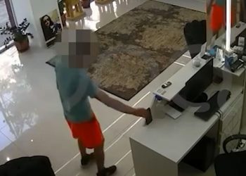 Tre persona arrestohen në Tiranë; kamerat e sigurisë zbulojnë vjedhjet e tyre që përfshijnë celularët dhe motorët 
Në kuadër të operacionit policor të quajtur "Recidivisti", i cili u realizua nga Komisariati i Policisë Nr. 1 me ndihmën e Komisariatit të Policisë Vlorë, u arrestua 26-vjeçari E. R. Ai dyshohet se është autori i pesë vjedhjeve në biznese të ndryshme, përfshirë portofola, aparate celularë dhe shuma parash.