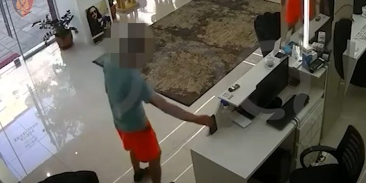 Tre persona arrestohen në Tiranë; kamerat e sigurisë zbulojnë vjedhjet e tyre që përfshijnë celularët dhe motorët 
Në kuadër të operacionit policor të quajtur "Recidivisti", i cili u realizua nga Komisariati i Policisë Nr. 1 me ndihmën e Komisariatit të Policisë Vlorë, u arrestua 26-vjeçari E. R. Ai dyshohet se është autori i pesë vjedhjeve në biznese të ndryshme, përfshirë portofola, aparate celularë dhe shuma parash.