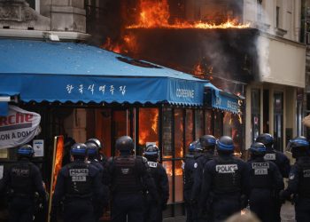 Tregjet "ndëshkojnë" Francën: Çfarë nënkupton ulja e re e vlerësimit ekonomik nga Fitch?