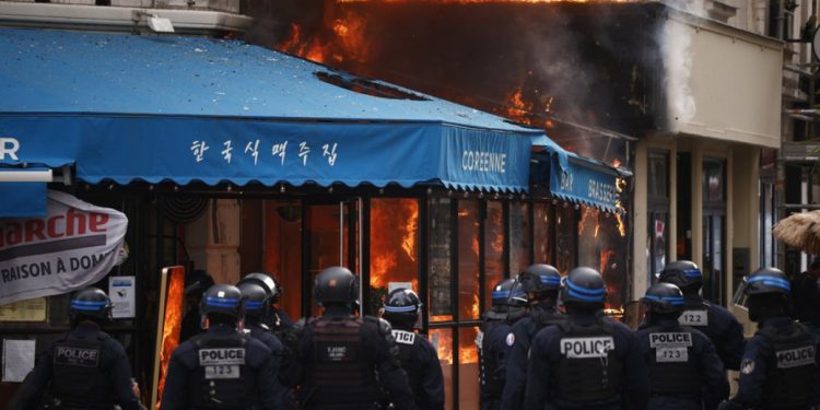 Tregjet "ndëshkojnë" Francën: Çfarë nënkupton ulja e re e vlerësimit ekonomik nga Fitch?