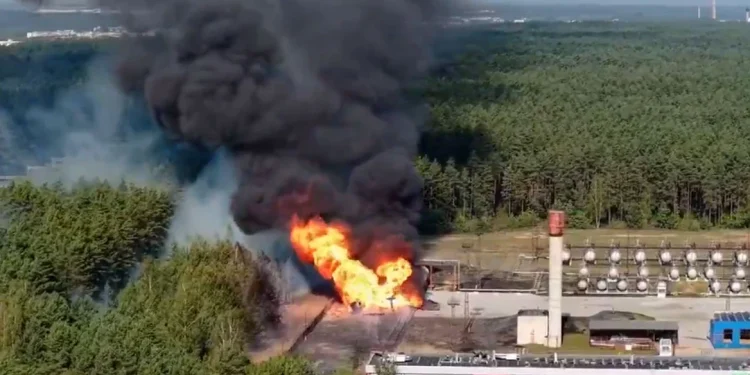 Treni me naftë shpërthen në Lituani, autoritetet nisin evakuimin e zonës.